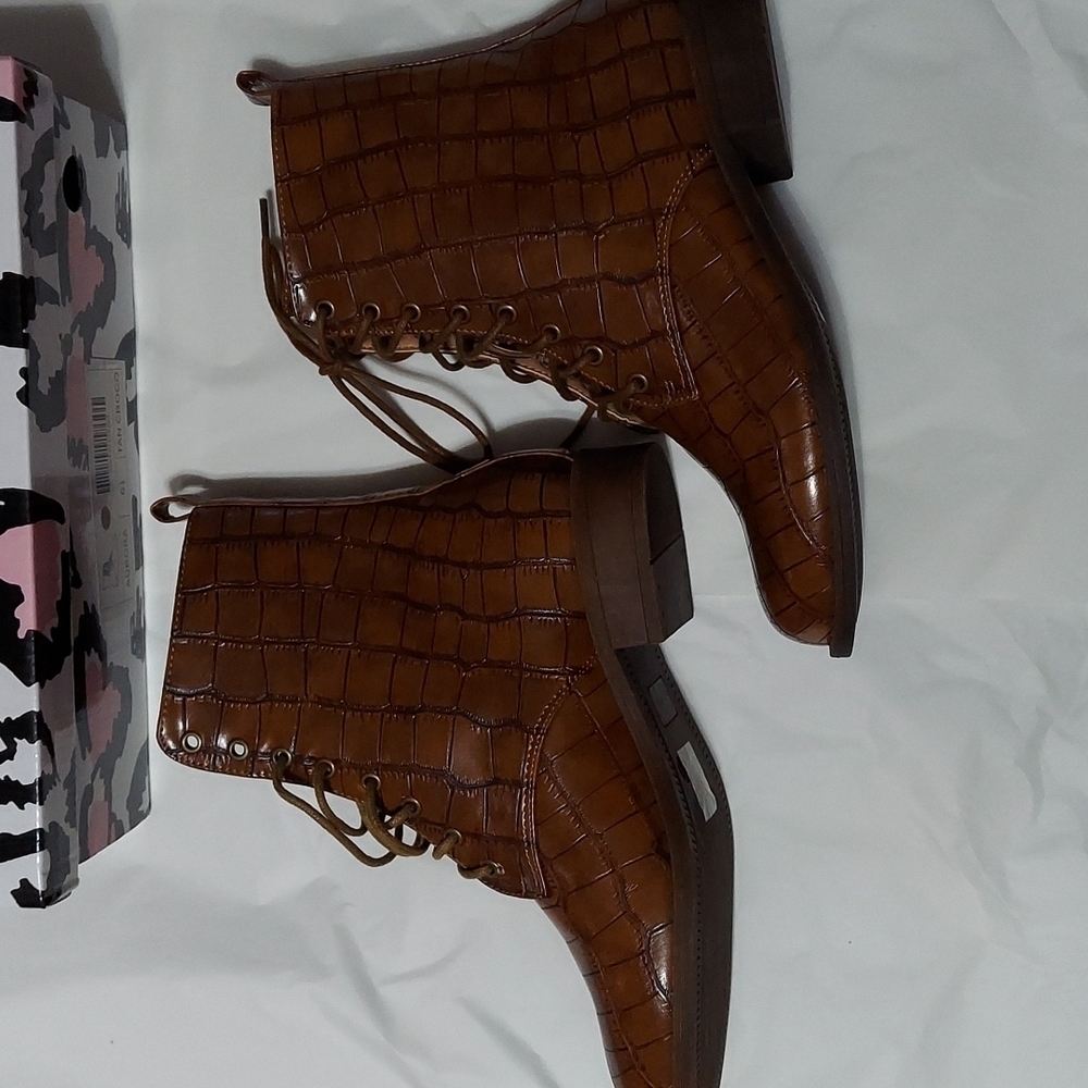 MATA Aurora Tan Croc Boots Size 6.5